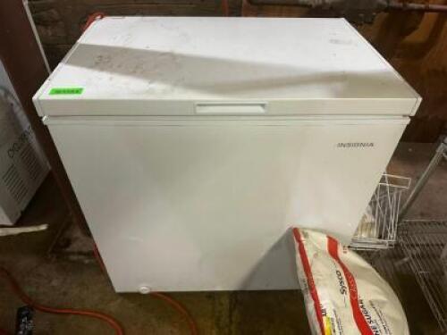 DESCRIPTION: INSIGNIA 36" CHEST FREEZER BRAND / MODEL: INSIGNIA NS-C270WH0 LOCATION: BASEMENT QTY: 1