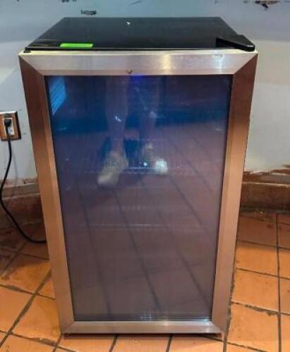 DESCRIPTION: BEVERAGE COOLER WITH LIGHTED GLASS DOOR BRAND/MODEL: VREMI VRM050660N LOCATION: BAR QTY: 1