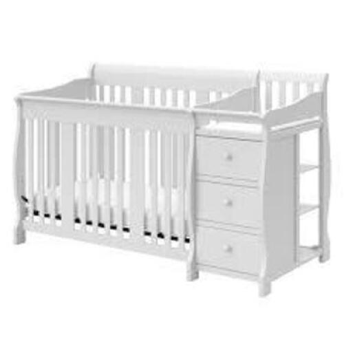 (1) CONVERTIBLE CRIB AND CHANGER