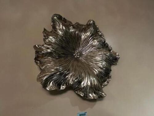 DESCRIPTION: (3) PIECE METAL FLORAL WALL DECORATION SET. LOCATION: ENTRANCE THIS LOT IS: ONE MONEY QTY: 1