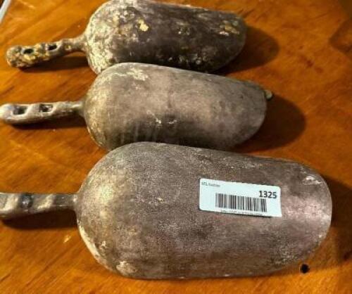 DESCRIPTION: (3) ASSORTED METAL ICE SCOOPS LOCATION: MAIN SEATING THIS LOT IS: ONE MONEY QTY: 1