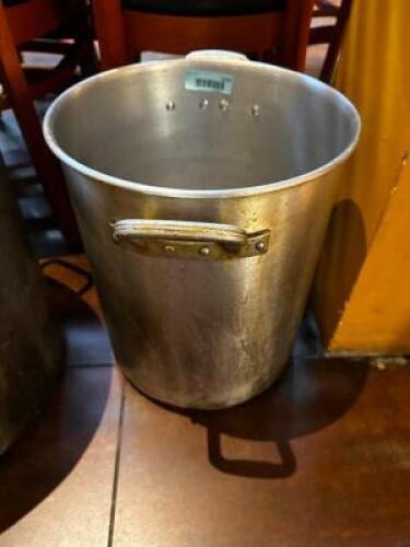 DESCRIPTION: 40 QT STOCK POT LOCATION: ENTRANCE QTY: 1