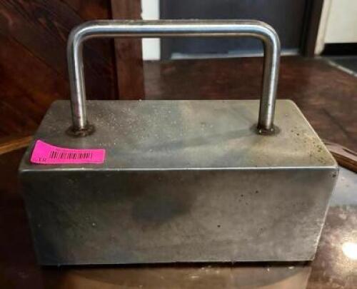 DESCRIPTION: STAINLESS GRILL STEAM BLOCK WITH HANDLE LOCATION: MAIN DINING QTY: 1