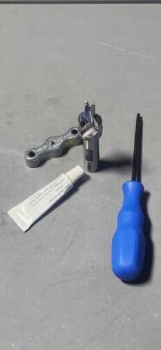 DESCRIPTION: (1) INDEXABLE PORTING TOOL BRAND/MODEL: ISCAR ID032-007LV-E3R17578 RETAIL$: $474.90 QTY: 1