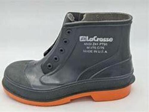 DESCRIPTION: (1) PAIR OF RUBBER STEEL TOE BOOTS BRAND/MODEL: LACROSSE #Z41 PT 91 INFORMATION: BLACK AND YELLOW, LOCATED AT SHAPIRO METAL SUPPLY SIZE: