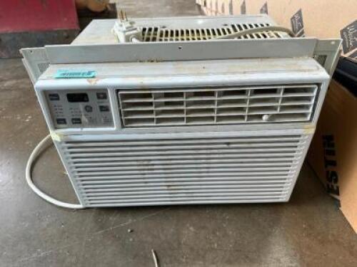 WINDOW UNIT AIR CONDITIONER