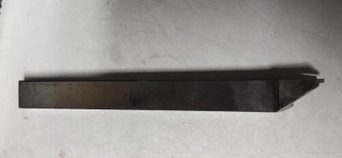DESCRIPTION: (1) HB-E09L.M.22 CUTOFF TOOL HOLDER BRAND/MODEL: HERTEL 2000469 SIZE: 3/4" SQ SHANK RETAIL$: $120.42 QTY: 1