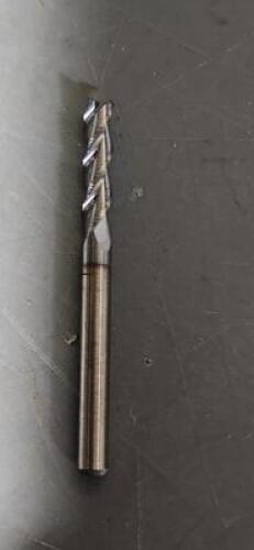 DESCRIPTION: (1) SOLID CARBIDE FINISHING END MILL BRAND/MODEL: KENNAMETAL AADE0125J3FRA SIZE: 1/8" DIA 1" LOC RETAIL$: $99.95 QTY: 1