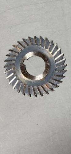 DESCRIPTION: (5) HSS 32 TOOTH STRAIGHT TOOTH SIDE CHIP SAW BRAND/MODEL: VC 5-748-252 SIZE: 3"DIA 1/16" THICK 1" ARBOR HOLE RETAIL$: 85.74 EA QTY: 5