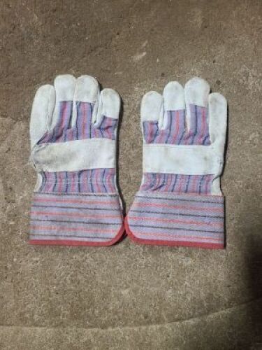 DESCRIPTION: (12) PAIRS OF WORK GLOVES INFORMATION: MUST COME INSPECT SIZE: SMALL QTY: 12