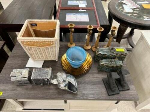 (1) LOT OF ASSORTED DECORATIONS AND CHACHKIES