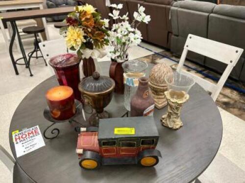 (1) LOT OF ASSORTED DECORATIONS AND CHACHKIES
