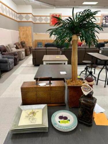 (1) LOT OF ASSORTED DECORATIONS AND CHACHKIES
