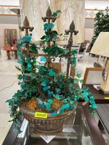 METAL TABLE CENTER PIECE / VASE.