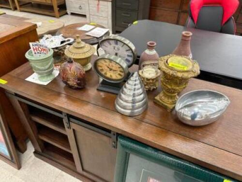 (1) LOT OF ASSORTED DECORATIONS AND CHACHKIES