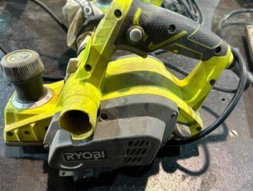 DESCRIPTION: RYOBI KICK STAND ECLECTIC SANDER BRAND / MODEL: RYOBI LOCATION: WAREHOUSE QTY: 1