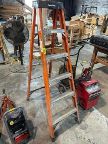 DESCRIPTION: 6' FIBERGLASS LADDER - ORANGE SIZE 6' LOCATION: WAREHOUSE QTY: 1