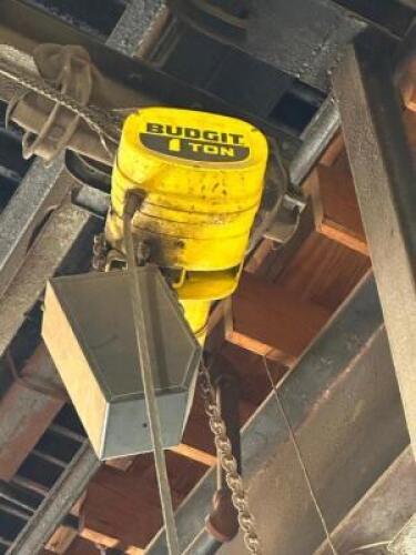 DESCRIPTION: BUDGET 1 TON OVER HEAD ELECTRIC CHAIN HOIST W/ CONTROLLER AND FALL. BRAND / MODEL: BUDGET ADDITIONAL INFORMATION TOOLS AND LADDER REQUIRE