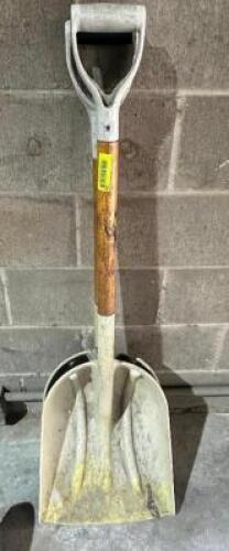 DESCRIPTION: (2) SCOOP SHOVELS LOCATION: WAREHOUSE THIS LOT IS: SOLD BY THE PIECE QTY: 2