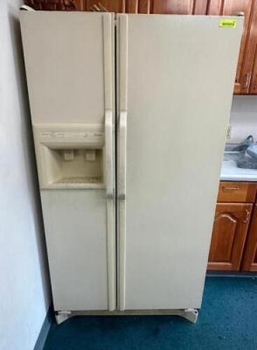 DESCRIPTION: AMANA HOUSE HOLD REFRIGERATOR / FREEZER BRAND / MODEL: AMANA SCD23VL LOCATION: KITCHEN QTY: 1