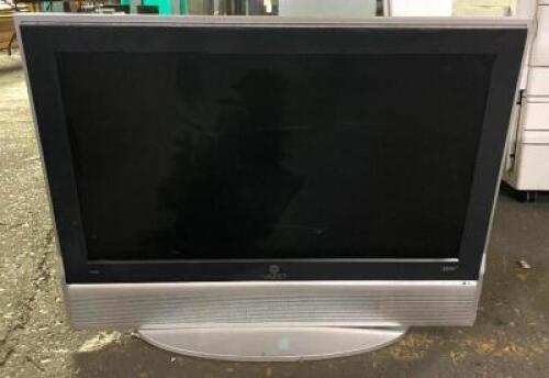 VIZIO 32" WIDESCREEN HD FLAT-PANEL LCD TV