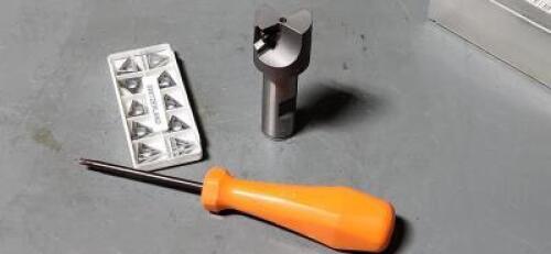 DESCRIPTION: (1) 90 DEG CHAMFERING/FACING TOOL WITH (10) TPHT CARBIDE INSERTS BRAND/MODEL: VC 01907237 SIZE: 1.26" CUT DIA RETAIL$: $199.90 QTY: 1