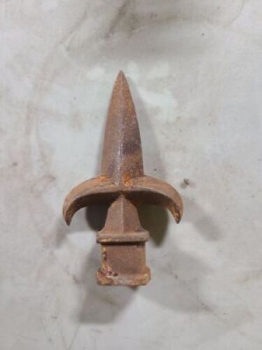 DESCRIPTION: (1) FENCE TOPPER BRAND/MODEL: MUST COME INSPECT INFORMATION: CAST IRON SIZE: SPEAR SHAPE RETAIL$: $14.59 EA QTY: 1