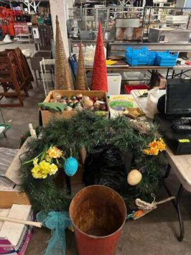 (1) LOT OF ASSORTED DECORATIONS