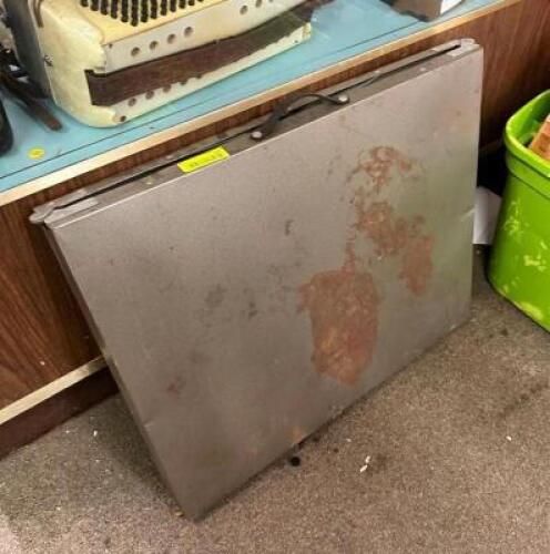 METAL FOLDING TABLE