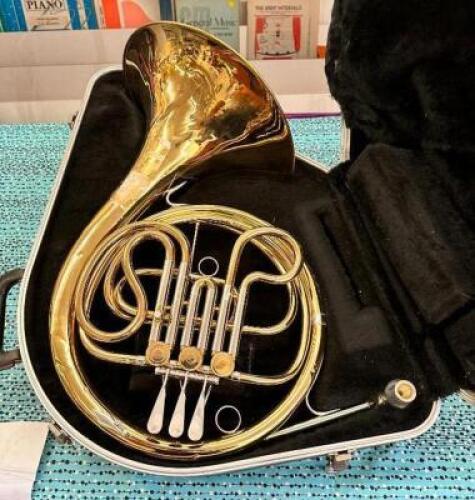 BUNDY SINGLE FRENCH HORN WITH CASE