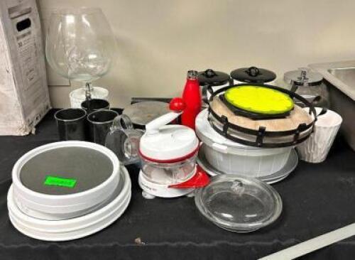 ASSORTMENT OF KITCHEN WARES
