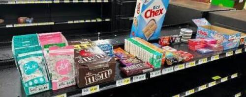 (1) LOT OF ASSORTED CANDY AND SNACKS FROM CHECK OUT LANE