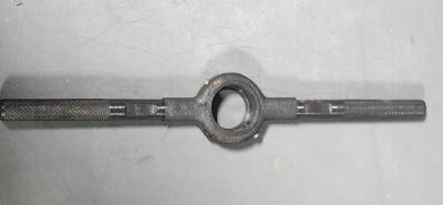 DESCRIPTION: (1) STEEL ROUND DIE STOCK BRAND/MODEL: GREENFIELD THREADING 33163437 SIZE: 1" OUTSIDE DIA COMPATIBILITY 9" OAL RETAIL$: $126.36 QTY: 1