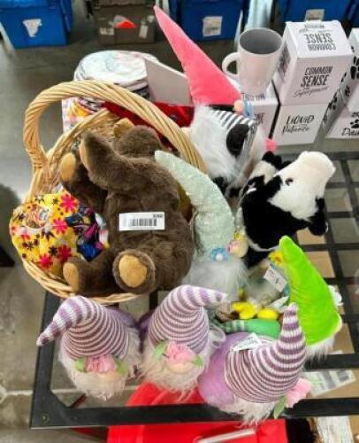 ASSORTMENT OF STUFFED ANIMALS