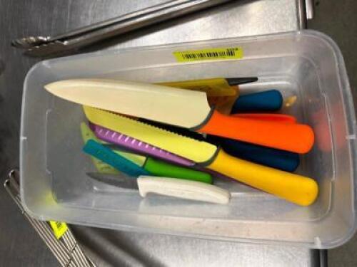 PLASTIC TOTE AND CONTENTS - PLASTIC / CERAMIC KNIVES