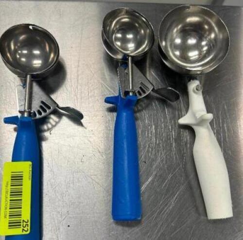 (3) STAINLESS SCOOPS