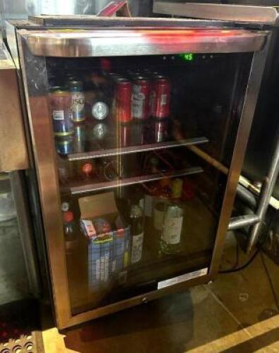 MAGIC CHEF MINI GLASS DOOR BAR COOLER W/ STAINLESS ACCENTS