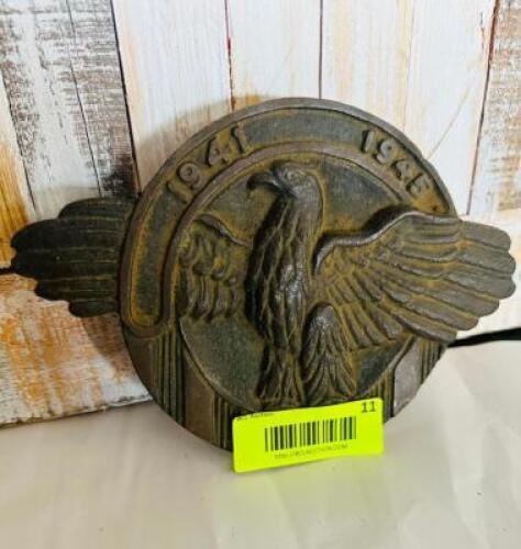 METAL MILITARY EAGLE EMBLEM 1941-1945