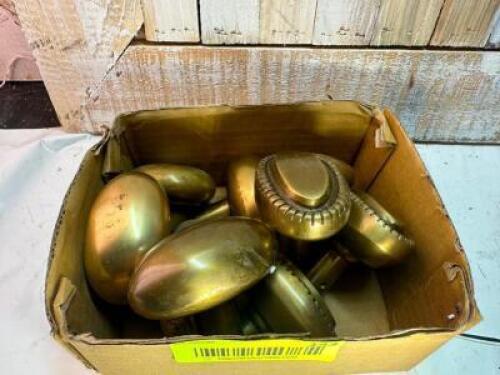 9CT BOX OF BRASS KNOBS