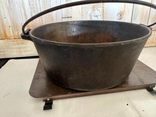 CAST IRON DUTCH OVEN
