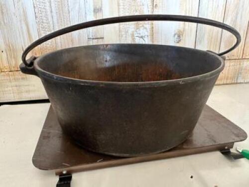 NO. 8 CAST IRON KETTLE POT