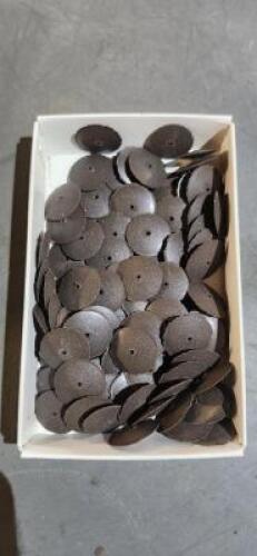 DESCRIPTION: (4) BOXES OF (100) 2M NON-WOVEN ABRASIVE WHEELS BRAND/MODEL: CRATEX 88474507 SIZE: 5/8" MEDIUM RETAIL$: 105.55 EA QTY: 4