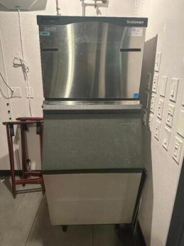 SCOTSMAN 600 LB. WATER COOLED ICE HEAD W/ STORAGE BIN.