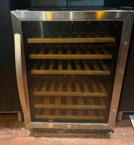 SINGLE GLASS DOOR WINE CHILLER.
