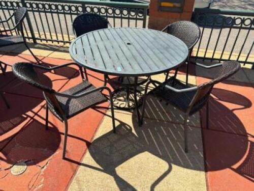48" ROUND PATIO TABLE W/ (4) METAL AND WICKER CHAIRS.