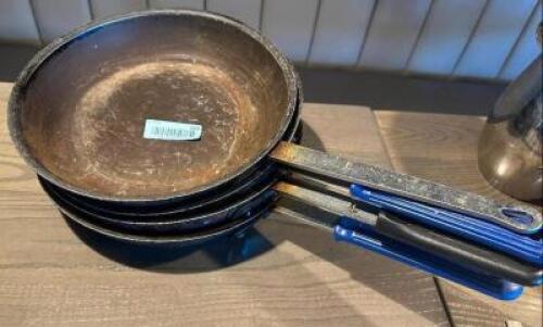 (4) 8" SKILLETS.