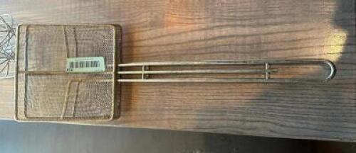 (2) WIRE MESH SCOOPS.