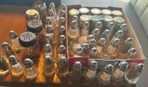 (1) LOT OF ASSORTED GLASS AND PLASTIC SHAKERS.