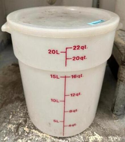 22 QT PLASTIC CONTAINER WITH LID.