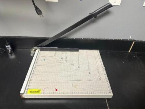LARGE MANUAL PAPER CUTTER.
